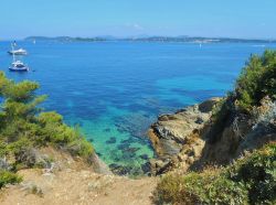 Il mare cristallino che circonda l'isola di Porquerolles, Hyères (Francia). Dopo la Corsica, Porquerolles è la seconda isola più grande della Francia.

