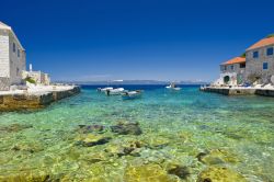 Il mare cristallino del Villaggio di Lastovo (Lagosta), isola della Dalmazia in Croazia