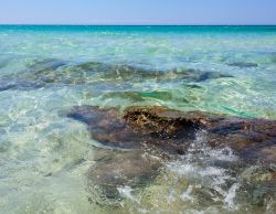 Il mare cristallino della spiaggia di Baia Verde a Gallipoli nel Salento, costa jonica della Puglia