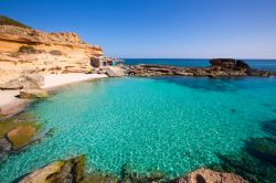 Il mare cristallino della bella spiaggia di Calo des Mort, costa sud-orientale di Formentera, Arcipelago delle Baleari.