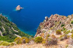 Il mare cristallino di Capo Rosso, regione di Piana in Corsica - © Eugene Sergeev / Shutterstock.com
