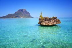 Il mare cristallino di Mauritius sull'isola di Benitiers e, sullo sfondo, la montagna di Le Morne Brabant - la penisola di Le Morne Brabant si trova nell'estremo sud-ovest di Mauritius, ...