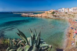 Il mare cristallino e una bella spiaggia a Terrasini, costa nord-occidentale della Sicilia