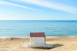 Il mare del Canale di Sicilia e la spiaggia di Gela