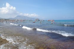 Il mare della Baia di Cornino con la passerella galleggiante