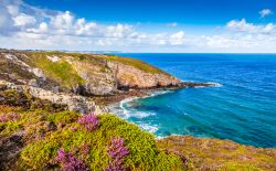 Il mare della Cote d'Emeraude nei pressi di Plevenon in Bretagna sulla penisola di Cap Frehel in Bretagna
