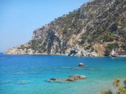 Il mare della spiaggia di Axata a Karpathos in Grecia