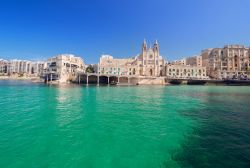 Il mare di St Julien's, Malta. San Giuliano è nota anche per le sue incantevoli spiagge, le baie suggestive e il paesaggio incontaminato - © Nanisimova / Shutterstock.com