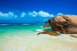 Il mare limpido  di Baie Lazare alle Seychelles, isola di Mahe