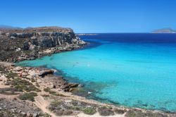 Il mare di Favignana alle Isole Egadi, meta ideale di una vacanza in barca: siamo a Cala Rossa