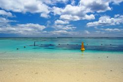 Spiaggia di Flic en Flac, sulla costa occidentale dell'isola di Mauritius - Uno degli scenari idilliaci di questa nazione insulare circondata dalle acque dell'oceano Indiano e situata ...