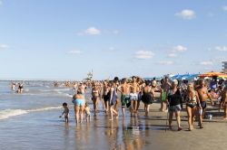 Il mare di Gatteo a ferragosto in Romagna: i bagnanti si affollano sulla spiaggia del riminese - © marcobir / Shutterstock.com