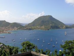 Il mare di Guadalupa: l'isola di Terre de Haut con Anse du Bourg, la baia nell'arcipelago delle isole Les Saintes