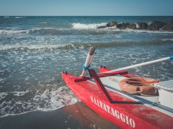 Il mare di Misano Adriatico, la spiaggia è protetta da degli scogli posizionati "a pennello"- © nicoletta zanella / Shutterstock.com
