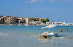 Il mare di Mondello , è la spiaggia più amata dai palermitani, con la frazione che rimane a nord ovest di Palermo, stretta tra i massicci montuosi del Monte Pellegrino e del ...