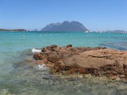 Il mare di Porto istana in Sardegna, sullo sfondo la Tavolara - © fadda domenico ange…, CC BY-SA 3.0, Wikipedia