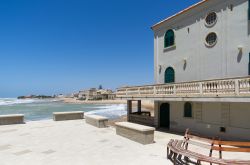 Il mare di Punta Secca e la Casa del Commissario Montalbano sulla destra