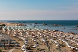 Il mare e i lidi attrezzati di Torre Pedrera sulla Riviera Romagnola