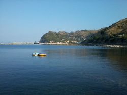 Il mare e la costa cilentina di Montecorice in Campania - © jac@moon, CC BY 3.0, Collegamento