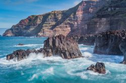 Il mare e la costa rocciosa di Sao Miguel, Azzorre, Portogallo - © Roman Sulla / Shutterstock.com