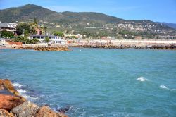 Il mare e la spiaggia di Loano in Liguria - © tony4urban / Shutterstock.com