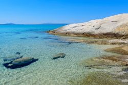 Il mare e le rocce della spiaggia d Mikri Vigla a Naxos