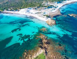 Il mare fantastico della spiaggia di Capo Comino nel territorio di Siniscola in Sardegna