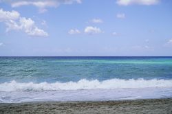 Il mare Ionio della costa di Ali Terme in provincia di Messina, Sicilia