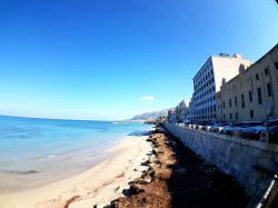 Il mare la spiaggia e le case del centro di Trapani in Sicilia