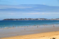 Il mare le la vasta spiaggia di Jullouville in Normandia, nord della Francia