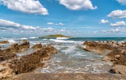 Il mare limpido che bagna la zona di Isola delle Femmine a Palermo, Sicilia