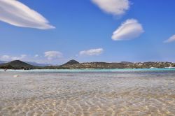 Il mare limpido della Corsica sud orientale zona Porto Vecchio. Il cielo particolare è causato dalle ondulazioni delle correnti atmosferiche occidentali, innescate dalle montagne del ...