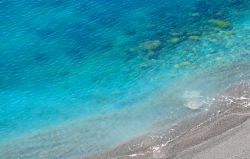 Il mare limpido della costa di Lerici, Riviera di Levante in Liguria