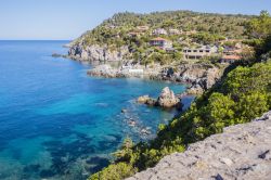 Il mare limpido della costa di Talamone in Toscana