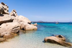 Il mare limpido della spiaggia della tartaruga a San Teodoro in Sardegna