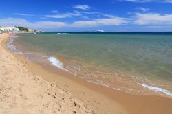 Il mare limpido della spiaggia di Issos a Corfu, Grecia