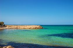 Il mare limpido della spiaggia di Mahdia, costa della Tunisia