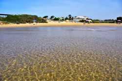 Il mare limpido della spiaggia di Punta Braccetto a Ragusa in Sicilia