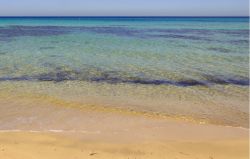 Il mare limpido della spiaggia di Quarto di Monte ad Ostuni, Puglia.