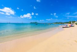 Il mare limpido della spiaggia di Reduit a Rodney Bay a Santa Lucia, Caraibi.