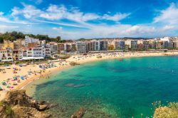 Il mare limpido di Blanes e la spiaggia dorata della località in Costa Brava, Spagna. Siamo nella parte meridionale estrema della provincia di Girona.
