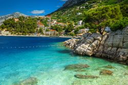 Il mare limpido di Brela in Croazia: siamo a sud-est di Spalato sulla Riviera di Makarska
