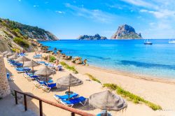 Il mare limpido di Cala d'Hort, una delle spiagge migliori di Ibiza in Spagna