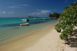 Mare limpido a Cap Malheureux, isola di Mauritius - Barche ormeggiate nelle acque limpide e cristalline vicino a Cap Malheureux © Pawel Kazmierczak / Shutterstock.com