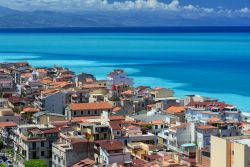 Il mare limpido di Capo d'Orlando, costa nord della Sicilia.