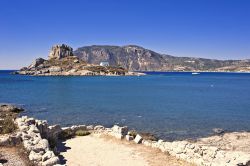 Il mare limpido di Kos, isola della Grecia: sullo sfondo l'isolotto di Kastri con la chiesetta - © Harald Lueder / Shutterstock.com