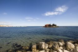 Il mare limpido di Marzamemi, Sicilia - Le acque cristalline del Mar Ionio: il borgo dei pescatori vi si tuffa grazie a due isolette che sembrano quasi accarezzare lo specchio marino © ...