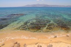 Spiaggia e mare di Naxos, Grecia - Le acque cristalline che circondano l'isola delle Cicladi, luogo perfetto per una vacanza all'insegna del relax senza rinunciare alle comodità ...