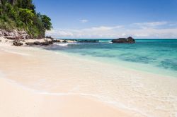 Il mare limpido di una spiaggia di Nosy Be, la più grande isola del Madagascar. 