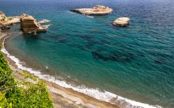 Il mare limpido e la bella spiaggia di Cala Nave a Ventotene, Isole Pontine